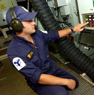 navy-technicians2.jpg null
